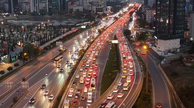 İBB verilerine göre İstanbul trafiği yüzde 72'ye ulaştı, D-100 Kozyatağı'nda kuyruk oluştu