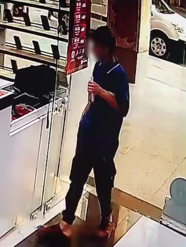 İnegöl'de dalgınlıktan faydalanan şüpheli sıfır telefonu çalıp kaçtı
