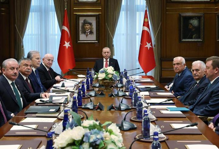 Cumhurbaşkanı Erdoğan başkanlığında kritik toplantı! YİK Külliye'de toplandı