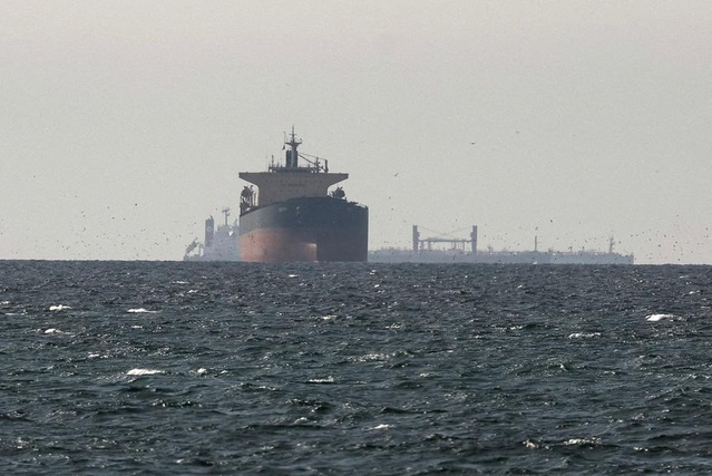 Fars'a göre Hürmüz'de kuralları ihlal eden 2,5 milyon varillik tanker vurulup yandı
