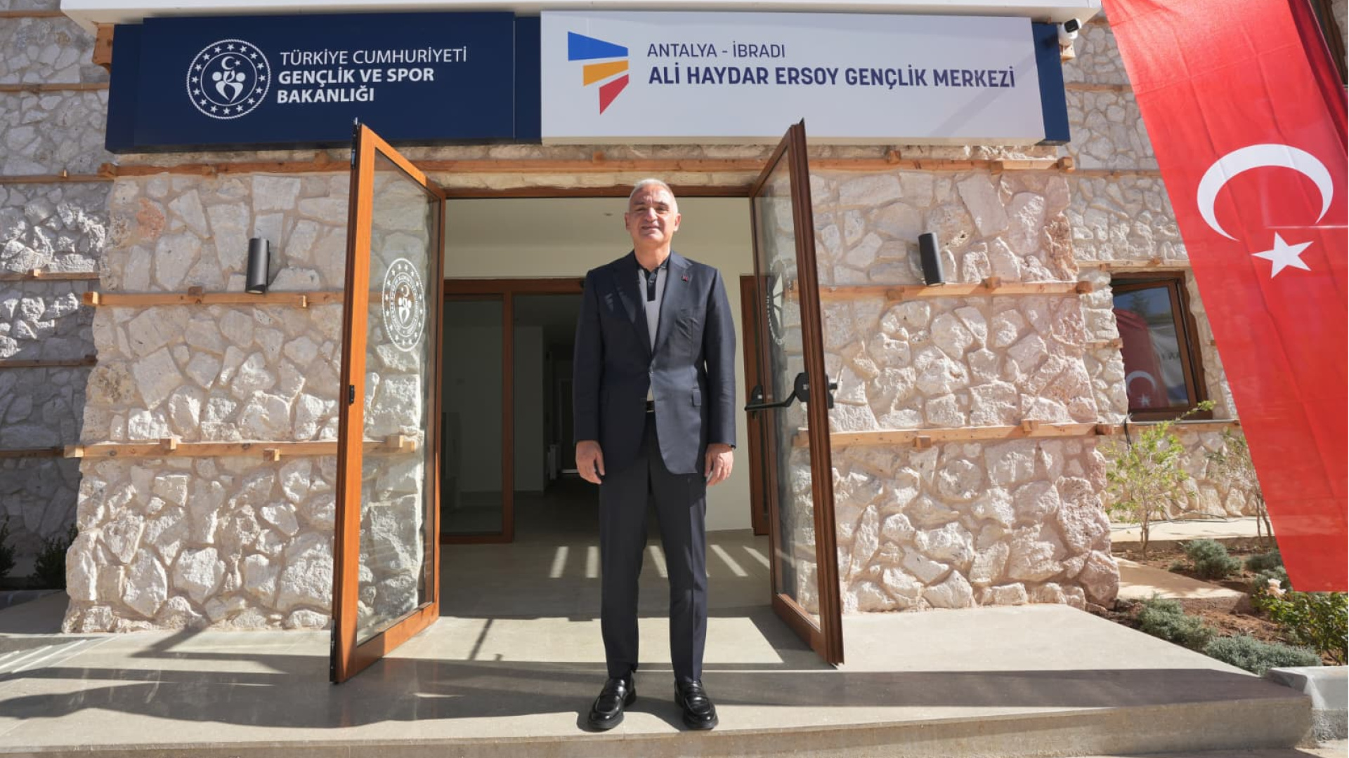 Baba ocağında iki yeni eser açtı