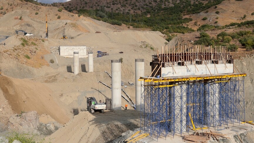 Heyelan sonrası Hakkari-Van kara yolunda iki kalıcı köprü yapılıyor