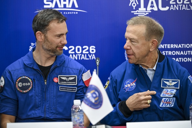 Astronotlar, 77. Uluslararası Uzay Kongresi'nde basın mensuplarıyla bir araya geldi