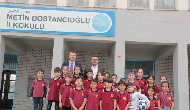 Şırnak Cizre'de İlçe Milli Eğitim Müdürü İke, ziyarette öğrencilerle sıra paylaştı