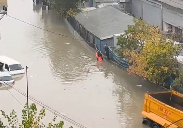 Sultangazi'de sele dönen yolda mahsur kalan öğrenciyi belediye işçisi sırtında taşıdı