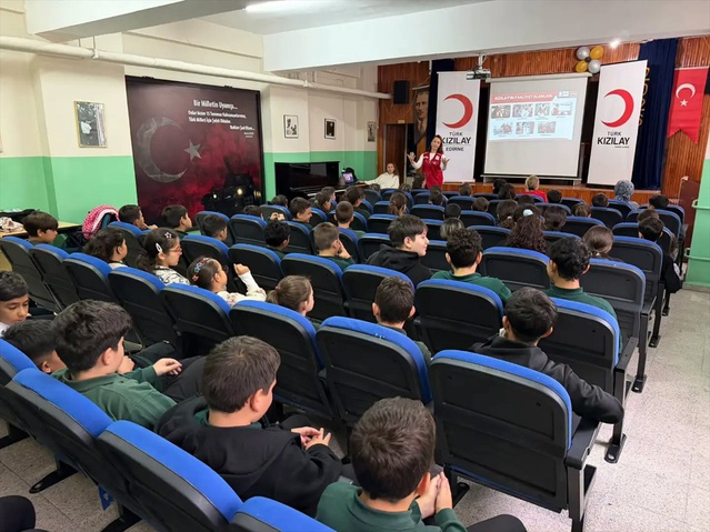İbriktepe'de doğal gaz hattı çalışmalarını Milletvekili Fatma Aksal yerinde inceledi