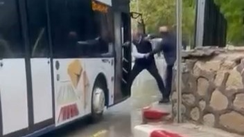 Otobüs şoförü ile kavga eden şahıs şemsiye ile saldırdı