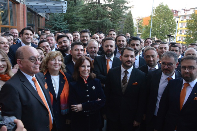 KUTSO seçiminde Esin Güral Argat'ın turuncu listesi 2 bin 45 oyunun 1524'ünü aldı