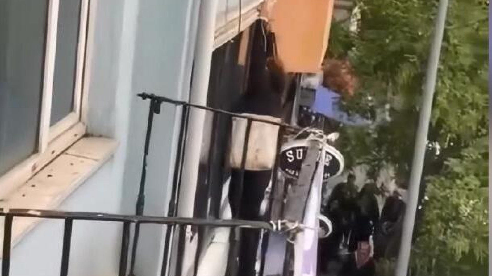 Genç kadın, otelin tabelasına çıkıp yardım isterken düştü!