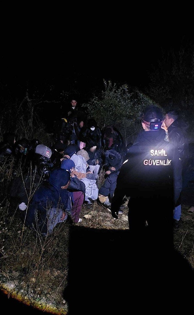 Ezine'de yakalanan 1'i çocuk 31 kaçak göçmen Ayvacık'taki merkeze teslim edildi