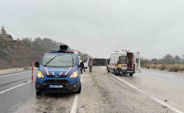 Kastamonu Hanönü'de yağışta devrilen bakır madeni yüklü kamyonun sürücüsü yaralandı