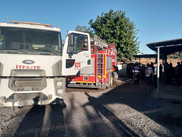 Edirne'nin Meriç ilçesindeki Subaşı'da ev yangını itfaiye ekiplerince söndürüldü