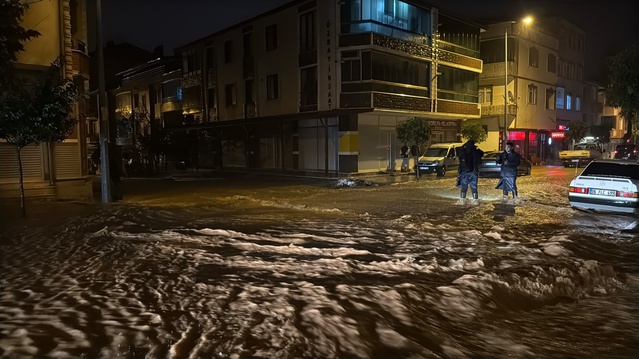 Sakarya Karasu'da sağanak hayatı olumsuz etkiledi, cadde ve sokaklar suyla kaplandı