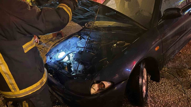 Manavgat Side'de park halindeki otomobilin motoru yangında kullanılamaz hale geldi