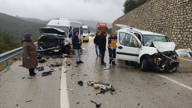Bursa Osmangazi'de yolcu minibüsüyle hafif ticari araç çarpıştı, 1 ölü, 10 yaralı var.