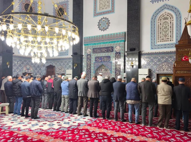 Eskişehir Sivrihisar'da Cuma sabah namazı buluşmasına öğrenciler yoğun ilgi gösterdi