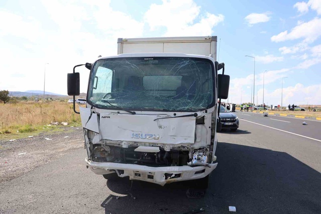 Nevşehir Göreme Kavşağı'nda otomobil kamyonetle çarpıştı, 2 kişi öldü, 1 kişi yaralandı