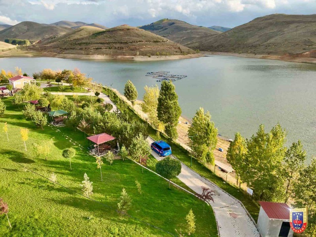 Jandarma, Bayburt Gökçedere'de gölet manzaralı devriye görüntülerini paylaştı