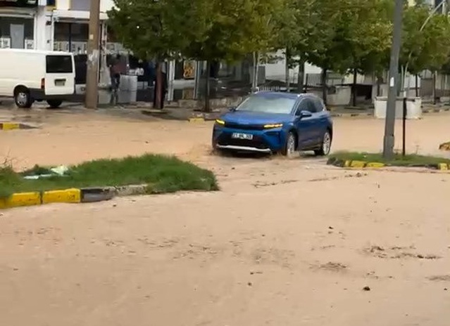Diyarbakır Ergani'de sağanak cadde ve sokakları suya teslim etti, sürücüler zorlandı