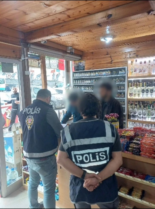 Artvin'de polis, okul çevresindeki 15 işletmeye tütün satış yasağını hatırlattı
