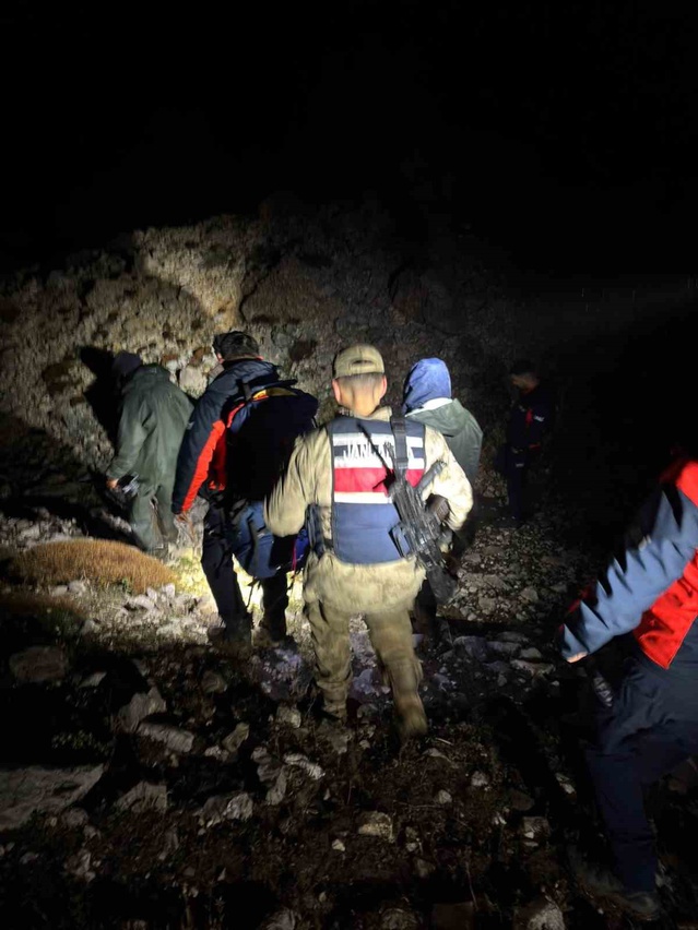 Tunceli Ovacık'ta siste kaybolan 2 kişiyi 3050 rakımda jandarma ve AFAD kurtardı