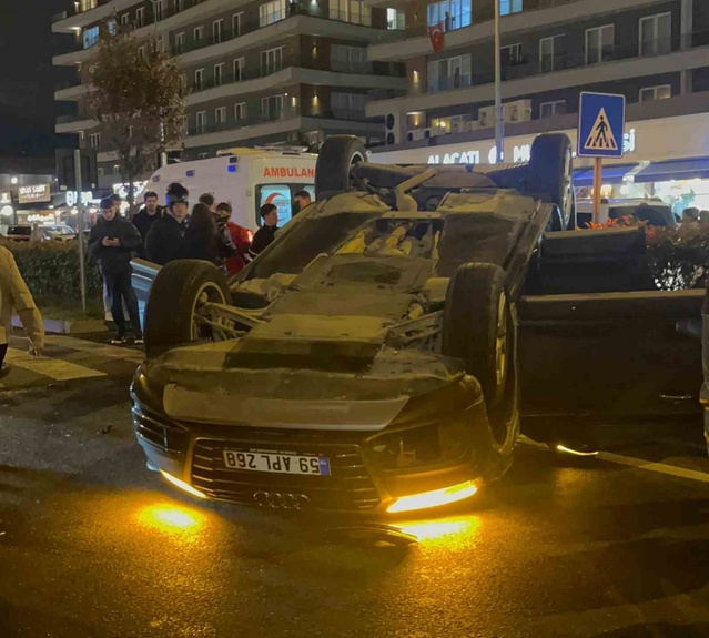 Çorlu'da otomobil başka araca çarpıp takla attı, 2 kişi yaralandı, 3 araç hasar gördü