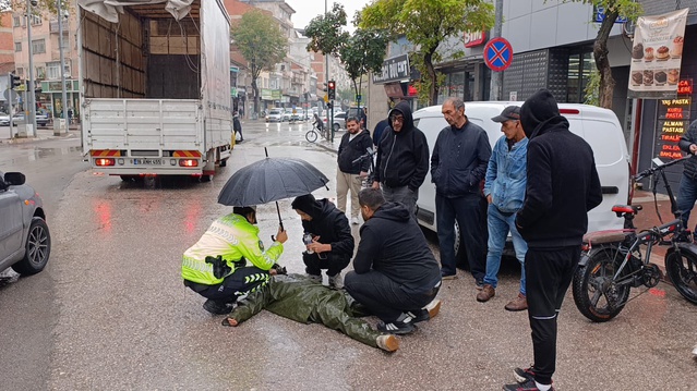 Elektrikli bisiklet kazasında yaralanan gence kadın trafik polisinden şemsiye