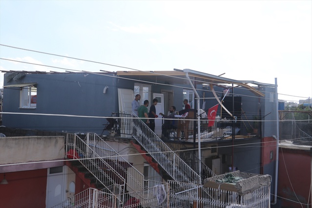 Adana'da rüzgarda uçan çatıyı deprem sanan Davut Şahin, tadilat için yardım istedi