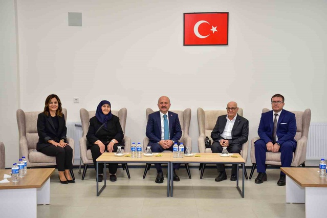Aydın Valisi Varol, Yaşlılar Günü'nde huzurevi sakinlerine sağlık ve huzur diledi