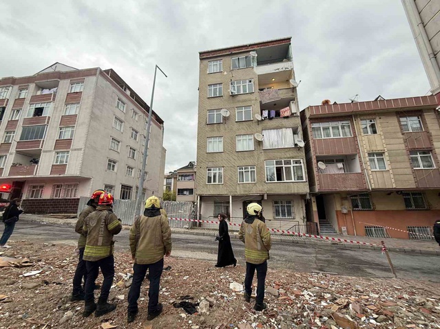 Küçükçekmece'de 14 daireli bina çatlama sesleri nedeniyle tahliye edilerek mühürlendi