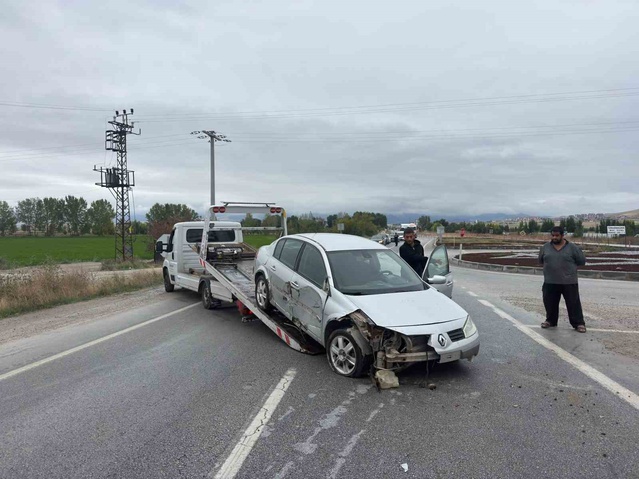 Kontrolden çıkan otomobil Emirdağ'da refüje girdi, sürücü hafif yaralandı