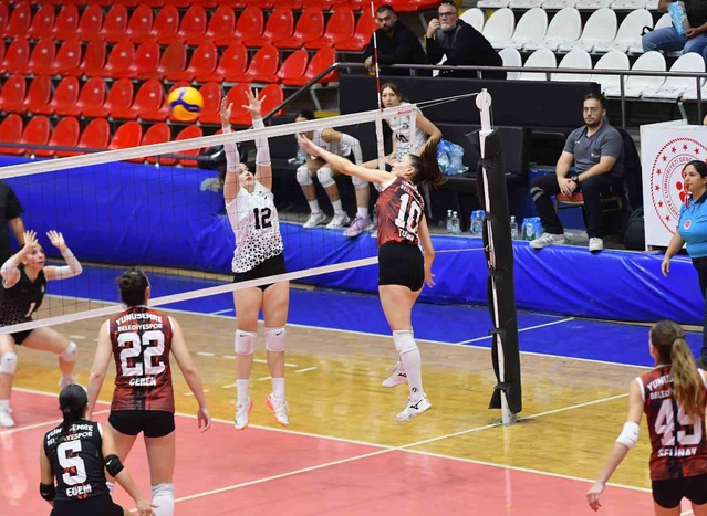 Yunusemre Belediyespor Kadın Voleybol Takımı Altay'ı 3-1 yenerek puanını 6'ya çıkardı
