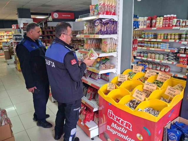 Bilecik Pazaryeri'nde zabıta marketlerde raf ve kasa fiyatlarını denetliyor