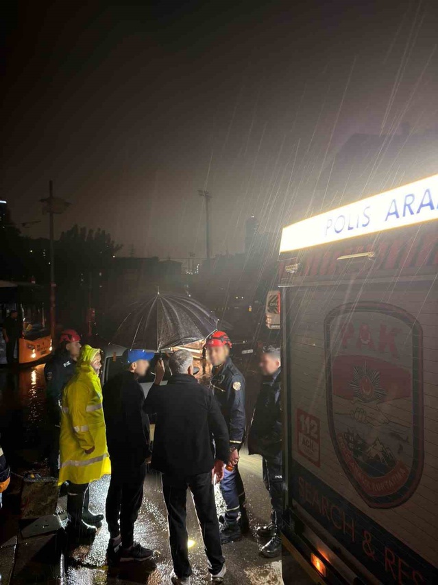 İstanbul'da sağanakta mahsur kalanları PAK ekipleri güvenli bölgelere ulaştırıyor
