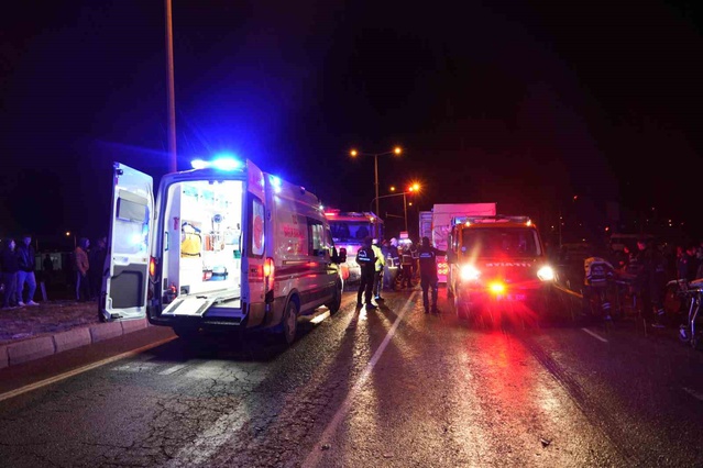 Niğde'de Sazlıca Kavşağı'nda kamyonet tıra arkadan çarptı, 1 kişi ağır yaralandı