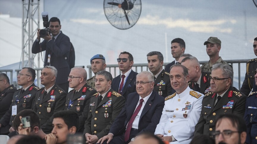 Bakan Güler TEKNOFEST Güneydoğu'da Türk Silahlı Kuvvetlerinin gösterilerini izledi