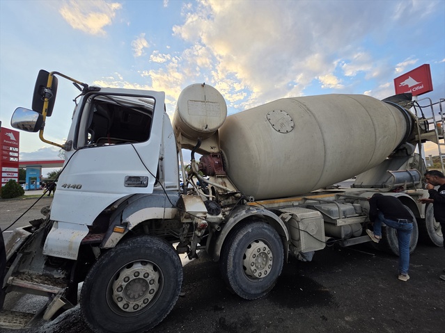 Bingöl'de beton mikseriyle çarpışan sondaj aracı şarampole devrildi, 2 kişi yaralandı