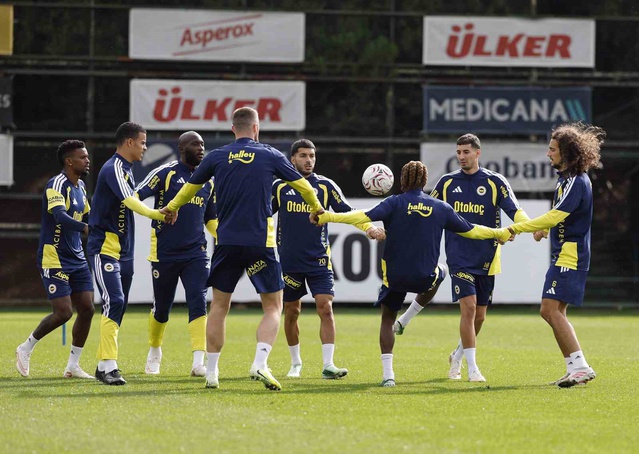 Fenerbahçe, Galatasaray derbisi hazırlığında Can Bartu Tesisleri'nde antrenman yaptı