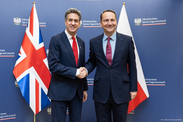 Sikorski, kış öncesi Ukrayna'ya siyasi ve askeri desteğin süreceğini söyledi