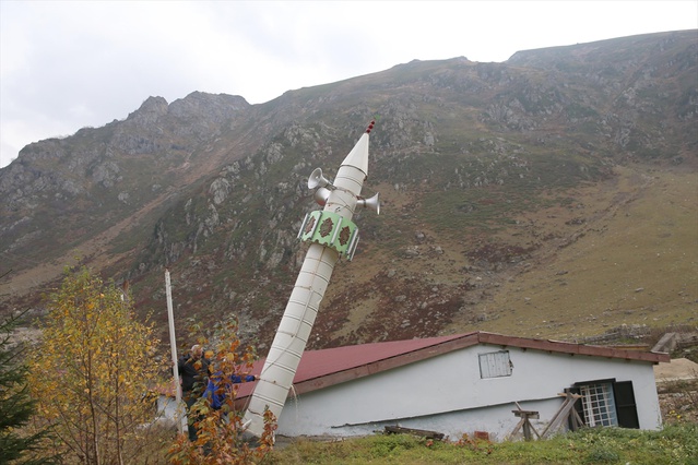 Rize İkizdere'de 7 metrelik çelik minare, çığ zararını önlemek için yatırılıyor