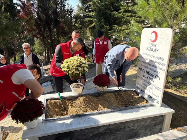 Kızılay Karabük Şubesi, bağışçısı Hacı Hüseyin Bostan'ın kabrini yaptırdı