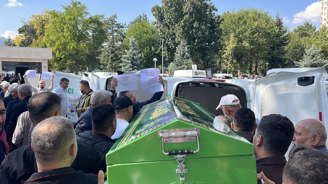 Kayseri İncesu'da iki otomobil çarpıştı, emekli bekçi, eşi ve baldızı hayatını kaybetti