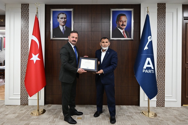 Anahtar Parti lideri Ağıralioğlu'na Dostluk Nişanı Beratı takdim edildi