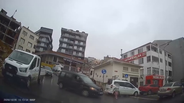 Arnavutköy'de yaya geçidinde dehşet: Kız çocuğuna çarpan aracın ters yönde olduğu iddia edildi