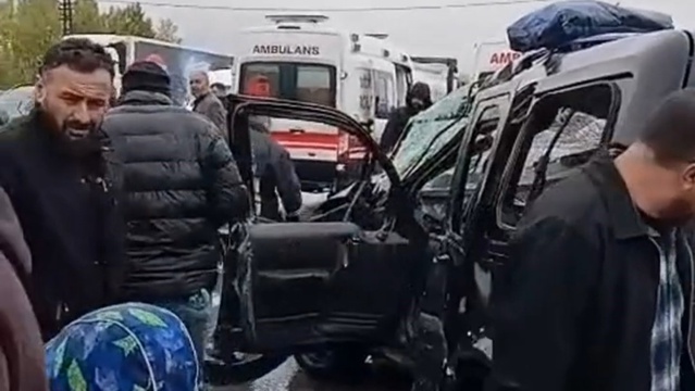 Van Muradiye'de tırla çarpışan hafif ticari araçtaki 2 kişi hastaneye kaldırıldı