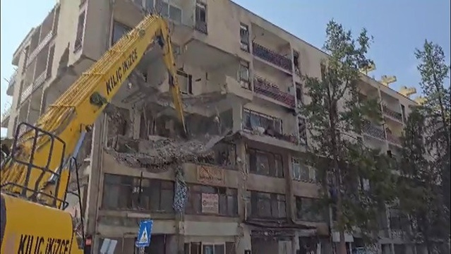Nizip'te depremde ağır hasar alan 50 yıllık iş hanı ve lojmanda yıkım başladı