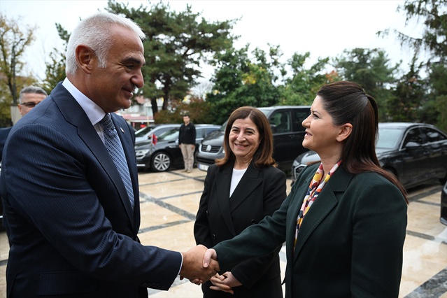 Bakan Ersoy, Edirne'de 5 katlı kütüphaneyi açtı, ekran bağımlılığına çözüm dedi
