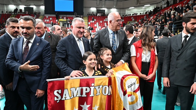 Kırıkkale Yeni Spor Kompleksi açıldı; Galatasaray Madeş Mobilya kupa kaldırdı