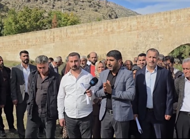 Çermik'te Sinek Çayı'na 8 noktadan kanalizasyon suyu akıtılmasına halk tepki gösterdi