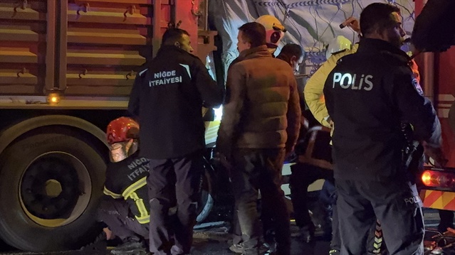 Niğde'de tıra çarpan kamyonette sıkışan sürücü 1,5 saatlik çalışmayla kurtarıldı